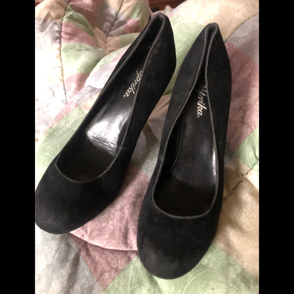 Pin up style black velvet platform pumps size 7